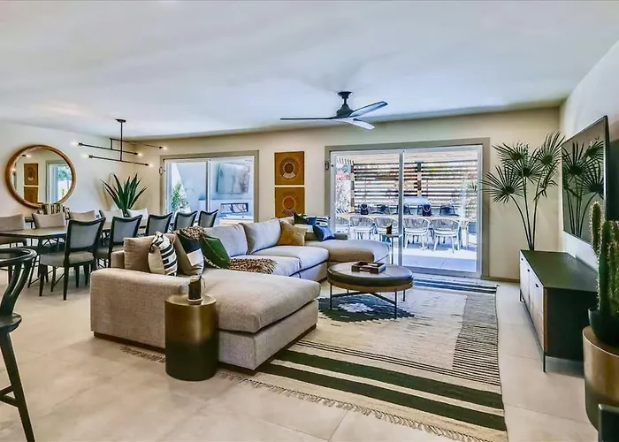 Deluxe Desert Getaway Heated Pool & Hot Tub Holiday home *