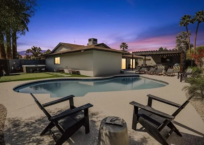 Deluxe Desert Getaway Heated Pool & Hot Tub Holiday home *