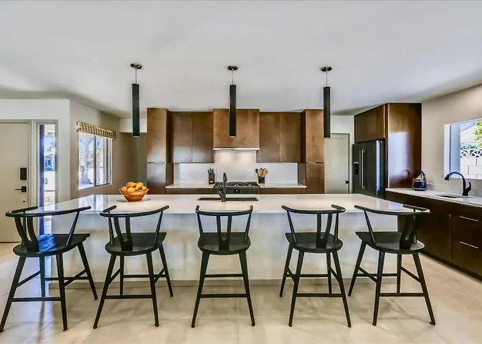 Deluxe Desert Getaway Heated Pool & Hot Tub Holiday home *
