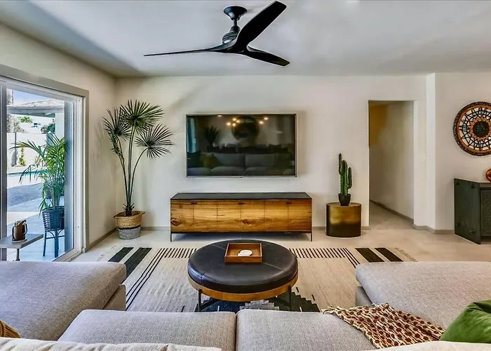 Holiday home Deluxe Desert Getaway Heated Pool & Hot Tub *