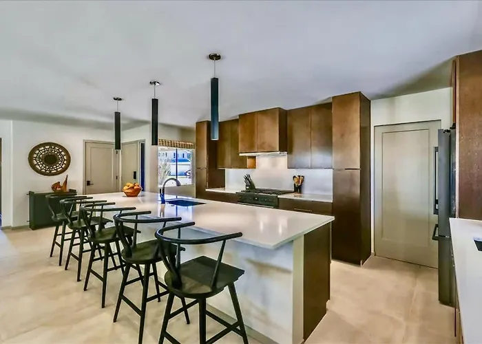 Deluxe Desert Getaway Heated Pool & Hot Tub *