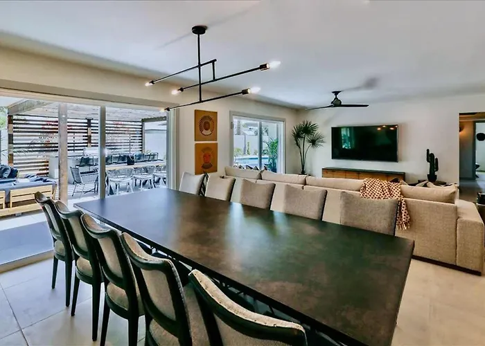 Deluxe Desert Getaway Heated Pool & Hot Tub Holiday home
