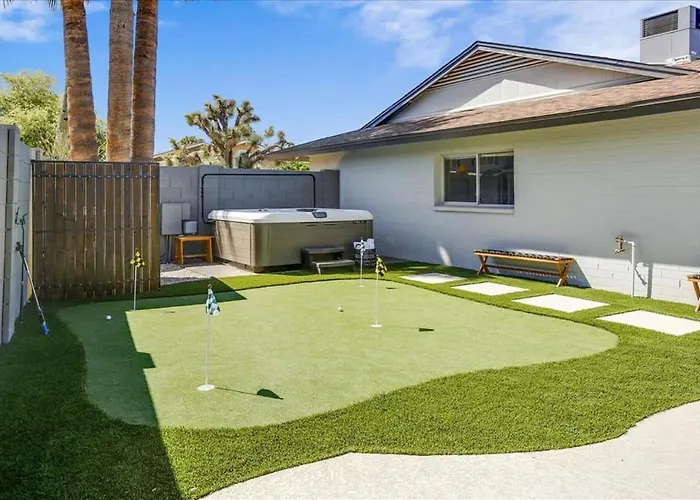Deluxe Desert Getaway Heated Pool & Hot Tub *
