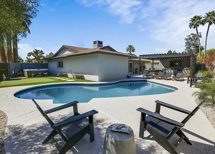 Deluxe Desert Getaway Heated Pool & Hot Tub Holiday home