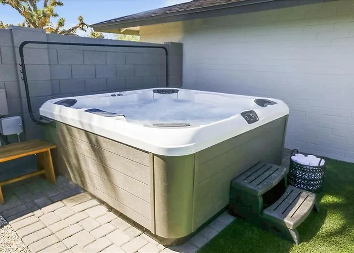 Deluxe Desert Getaway Heated Pool & Hot Tub Holiday home *