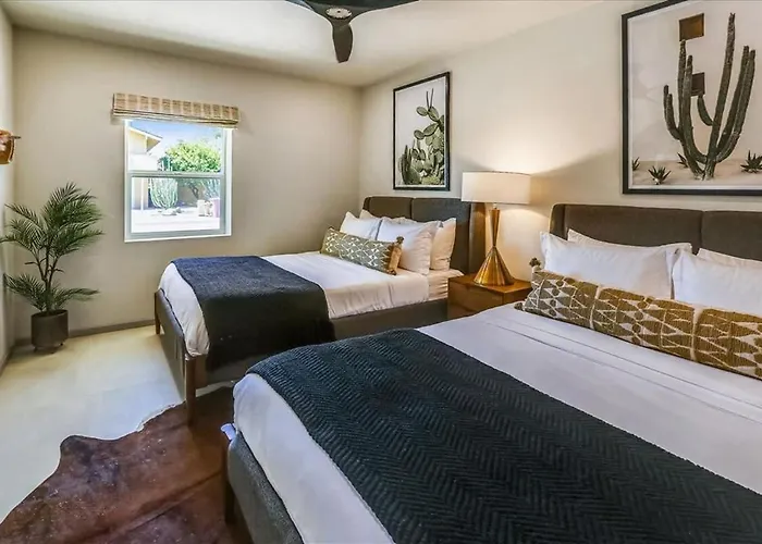 Deluxe Desert Getaway Heated Pool & Hot Tub Holiday home
