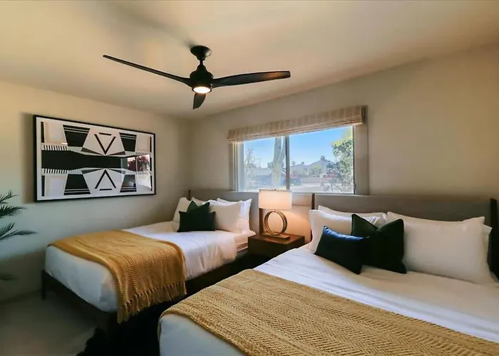 Deluxe Desert Getaway Heated Pool & Hot Tub Holiday home